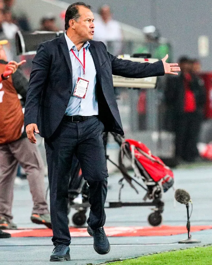 Juan Reynoso durante el partido de Perú vs Argentina. | Créditos: Getty Images.