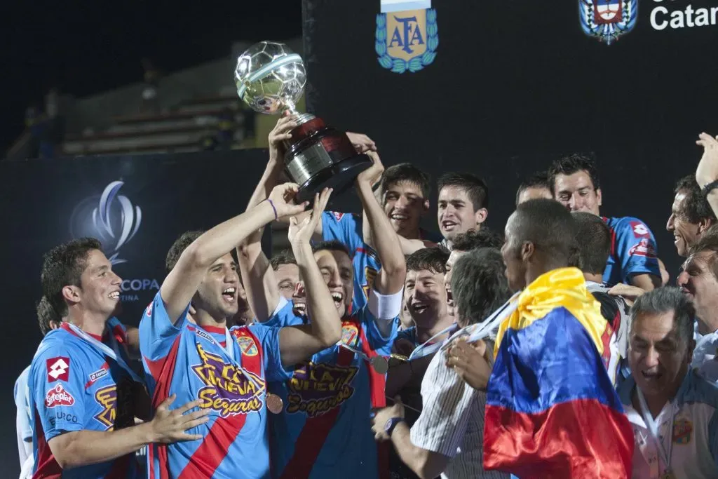 Arsenal fue el primer campeón de la Supercopa Argentina en 2012.
