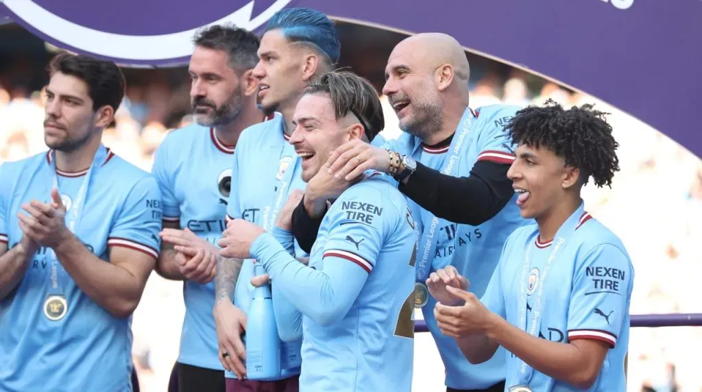 Pep Guardiola con el jugador del City que quiere jugar con Messi. (Foto: Getty Images)