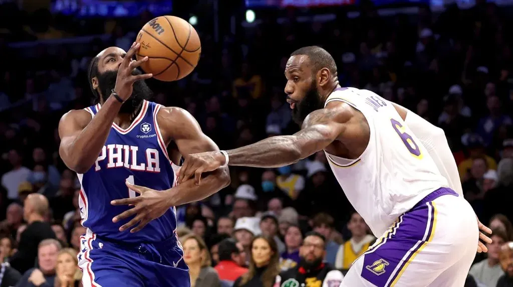 James Harden y LeBron James en 76ers vs. Lakers. (Foto: Getty Images)