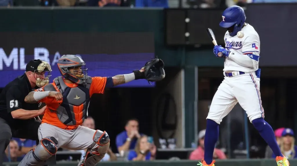 El pelotazo a Adolis García en Rangers vs. Astros. (Foto: Getty Images)