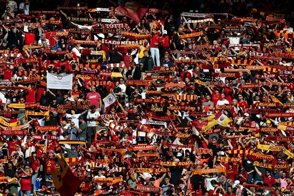 Los hinchas de la Roma aprovecharon el horario del partido con el Monza para llenar las tribunas del Estadio Olímpico. Getty Images.