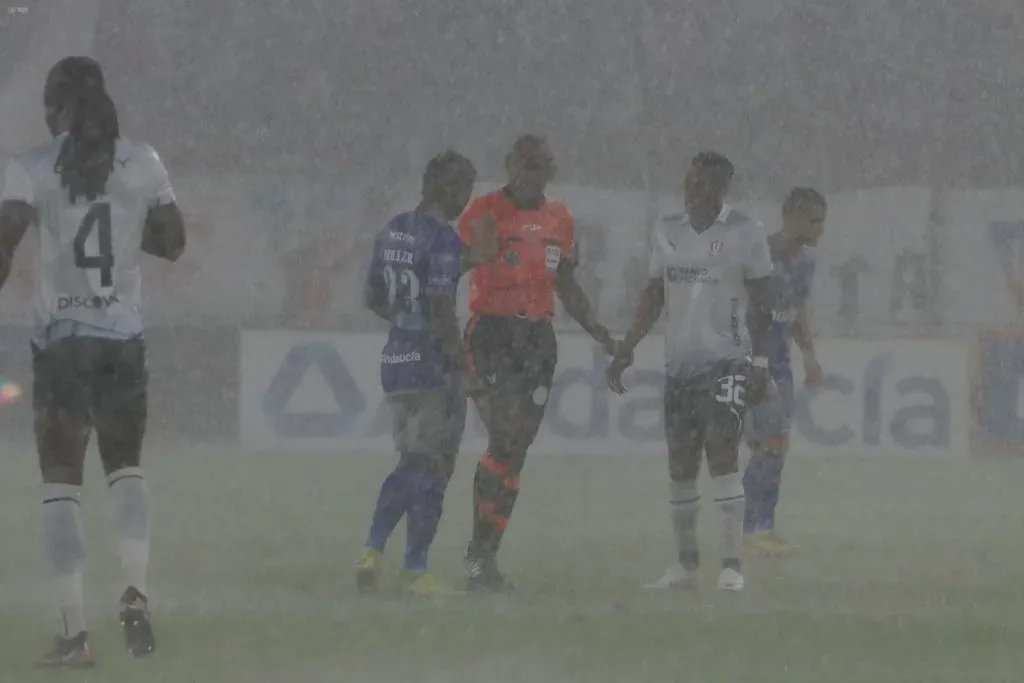 El central del partido, Augusto Aragón, decidió suspender el partido por la fuerte lluvia y por un importante rayo que llegó a apagar varias luces del estadio. (FOTO: API)
