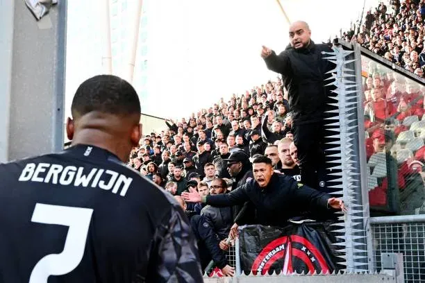 Steven Bergwijn, capitán del Ajax, pidiendo calma a los fanáticos en pleno partido ante la crisis futbolística que atraviesa el club. (Photo by ANP via Getty Images)