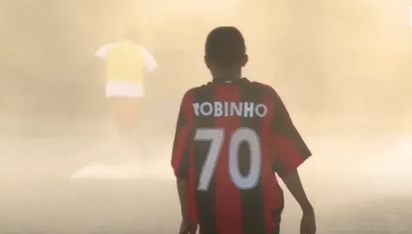 Kylian Mbappé con la camiseta de AC Milan (Captura Video Le Figaro)