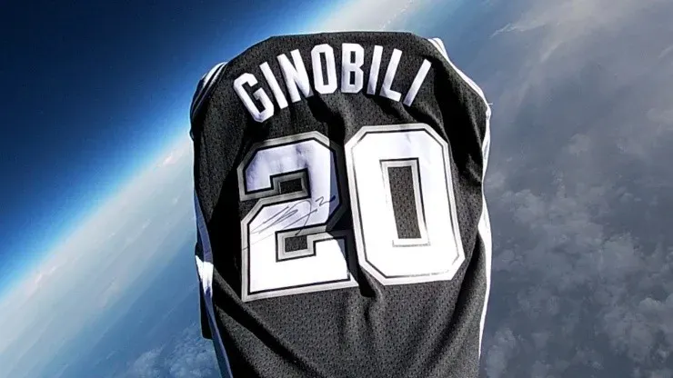 La camiseta de Emanuel Manu Ginóbili enviada al espacio por la NBA. (Foto: Cortesía de NBA Latinoamérica)