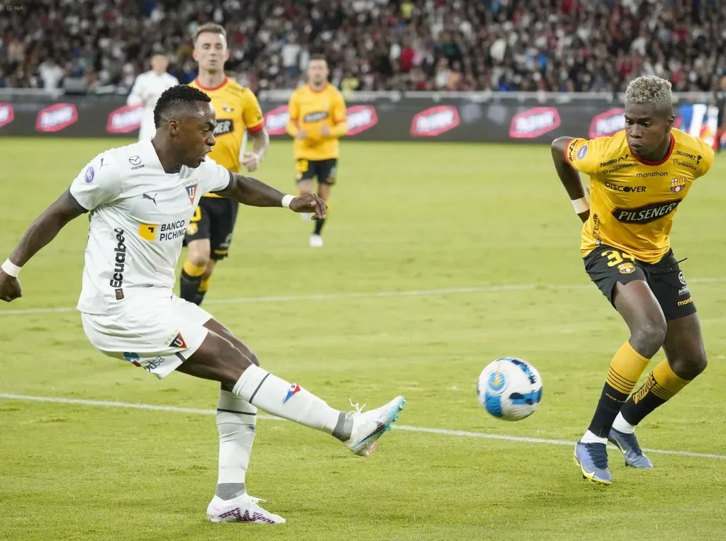 El partido entre Barcelona SC y Liga de Quito se ha convertido en uno de los ‘Clásicos’ del Fútbol ecuatoriano y es una de las rivalidades más importantes de la LigaPro. (FOTO: API)