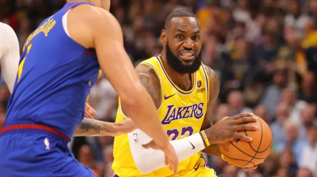 LeBron anotó 21 puntos en Denver Nuggets vs Los Angeles Lakers. (Foto: Getty Images)