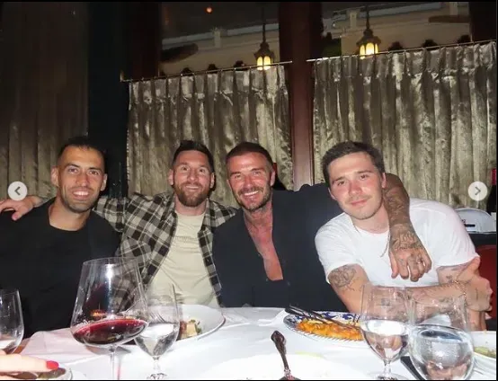 Sergio Busquets, Leo Messi, David y Brooklyn Beckham. (Foto: Instgram / @victoriabeckham)