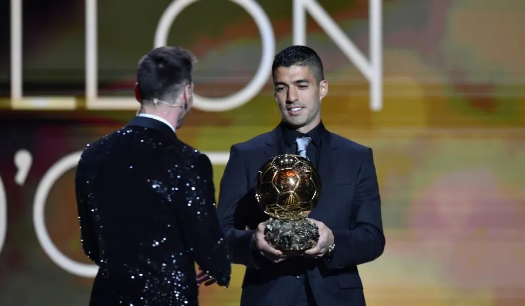 Luis Suárez entregando el Balón de Oro a Lionel Messi: Getty Images