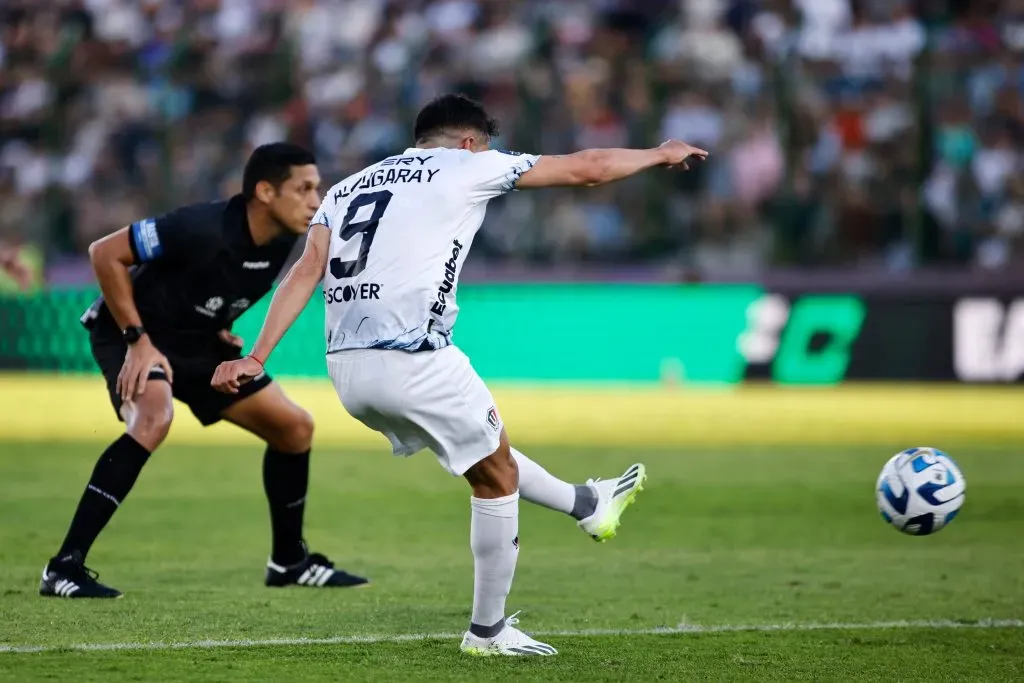 Lisandro Alzugaray había entrado de cambio al minuto 38′ por Renato Ibarra y en el segundo tiempo le respondió a Luis Zubeldía con uno de los mejores goles de la Sudamericana. (Foto: GettyImages)