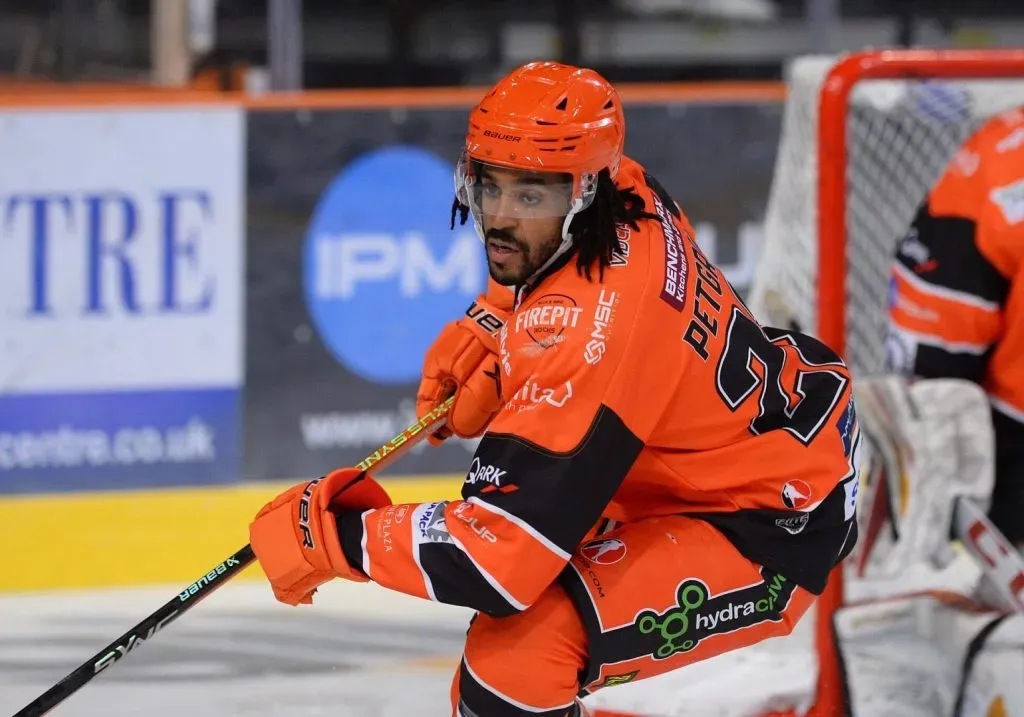 Matt Petgrave, durante un juego de hockey sobre hielo (Fuente: Twitter).