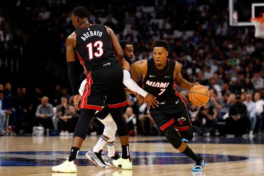 Kyle Lowry lleva el balón en un juego de Miami Heat (Getty Images).
