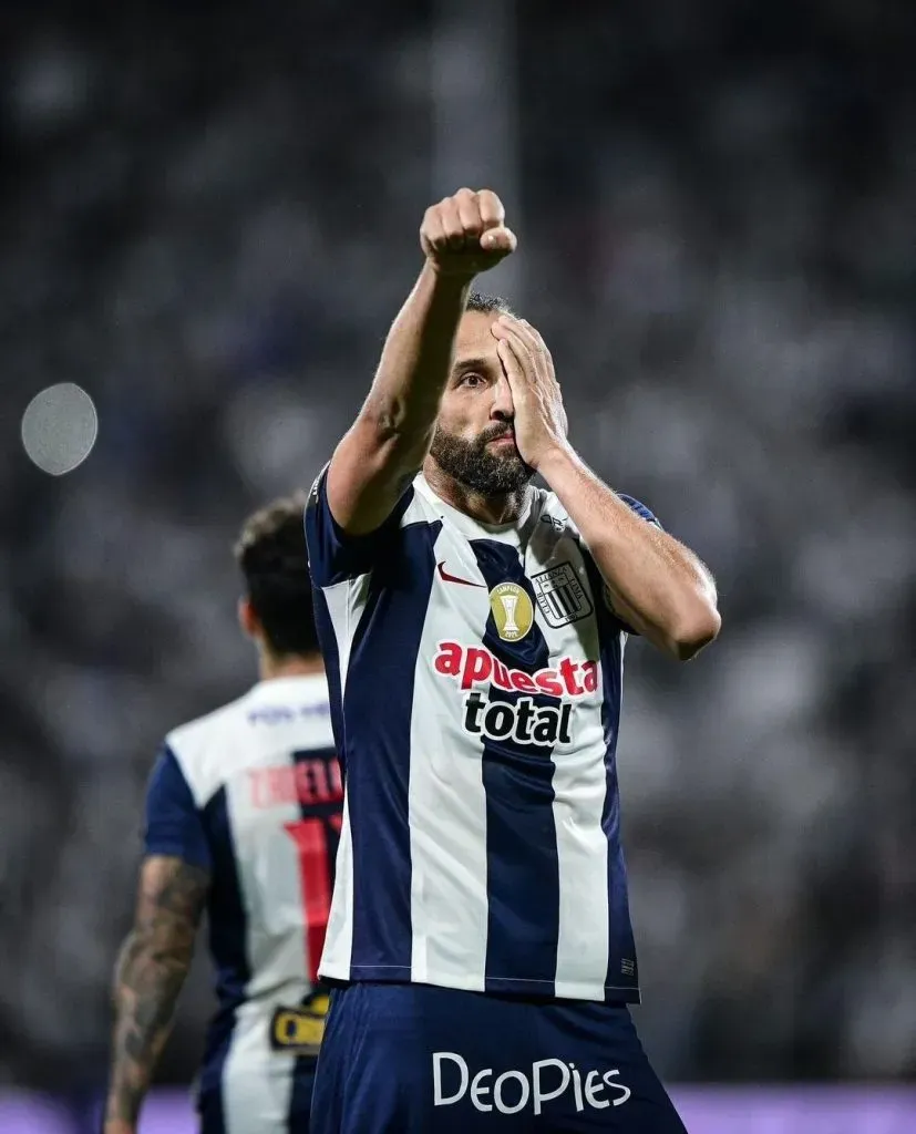 Hernán Barcos festejando un gol con Alianza Lima. (Foto: Getty Images)