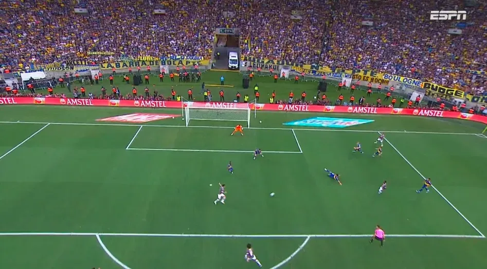 Luis Advíncula dejó la marca del delantero de Fluminense.