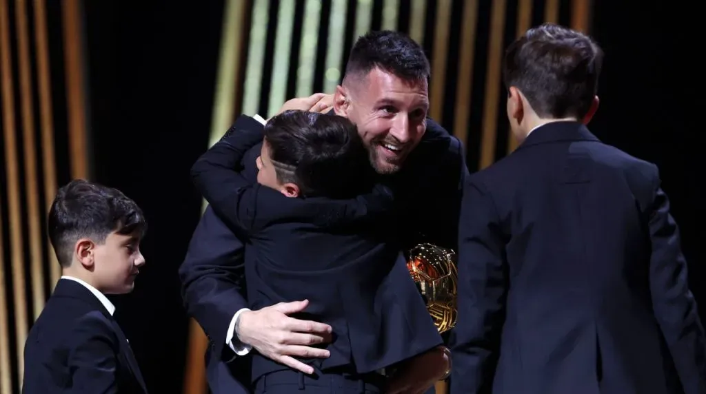 Lionel Messi con sus tres hijos en la gala del Balón de Oro 2023. (Foto: Getty Images)