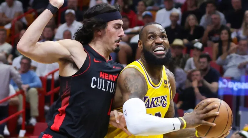 Jaime Jaquez Jr. y LeBron James en la derrota de Lakers vs. Heat (Foto: Getty Images)