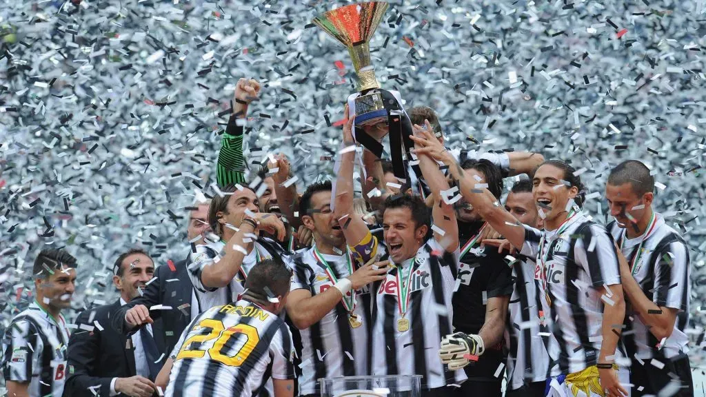 Uno de los tantos trofeos que levantó con la Vecchia Signora (Getty Images)