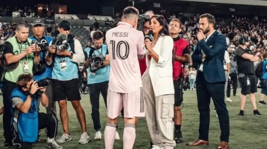 Antonella González entrevistando a Leo Messi. (Foto: X / @soyantosports)