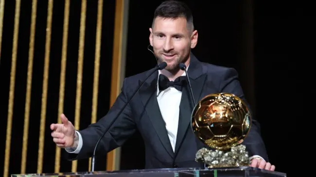 Messi, junto a su octavo Balón de Oro (Getty Images).