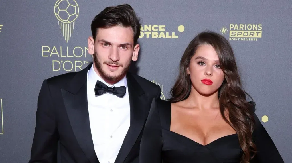 Khvicha Kvaratskhelia y su esposa en el Balón de Oro 2023. (Foto: Getty Images).