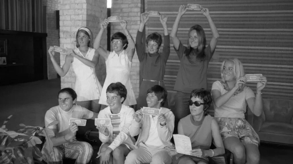 Las 9 Originales, posando con el dolar por el que firmaron. Foto: IG