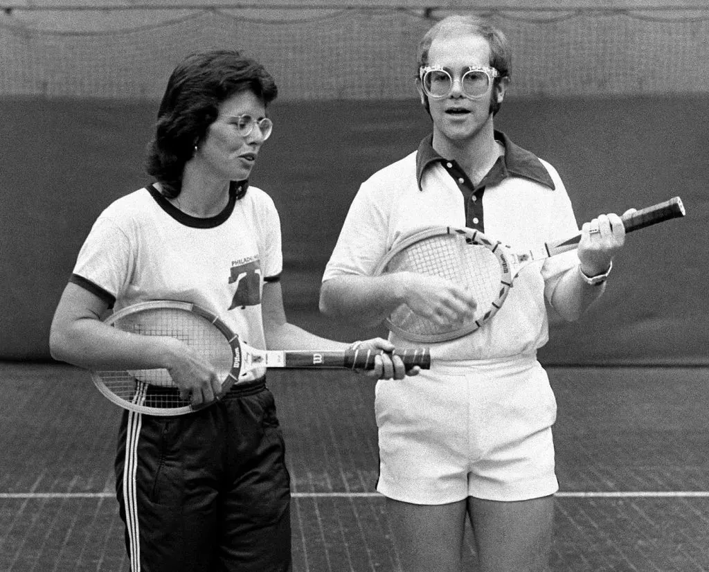 Con su amigo Elton John.