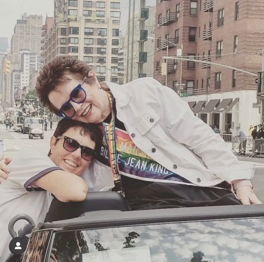 BJK y su pareja Ilana Kloss en una Marcha por el Orgullo.