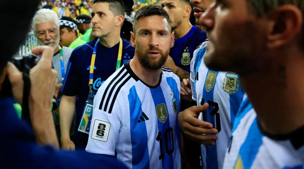 Lionel Messi durante los golpes de la Policía brasilera a los hinchas argentinos. (Foto: Getty Images)