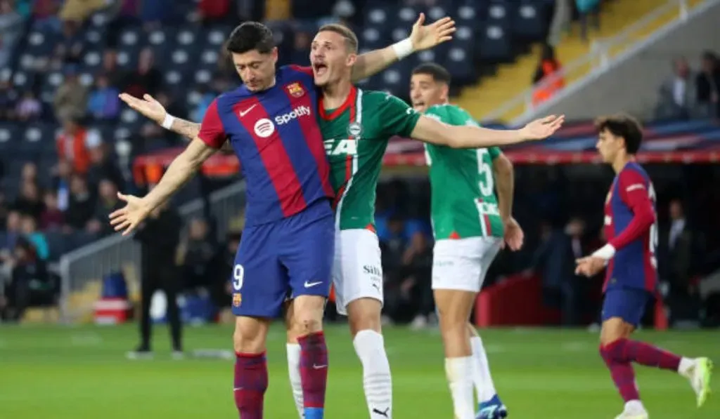 Rafa Marín vs. Robert Lewandowksi en un Barcelona vs. Alavés: Getty Images