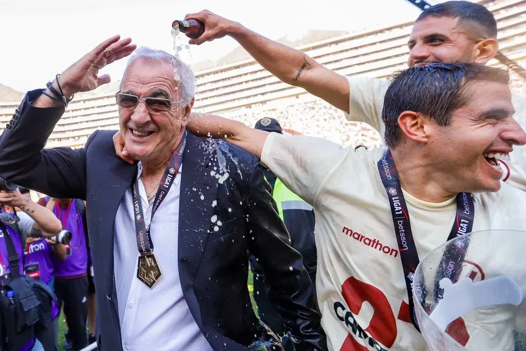 Jorge Fossati celebrando el título de Universitario. (Foto: Universitario Prensa)