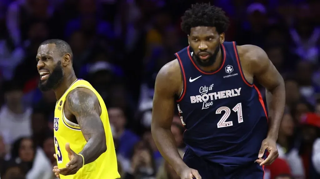 LeBron y Embiid en la derrota de Lakers vs. 76ers. (Foto: Getty Images)