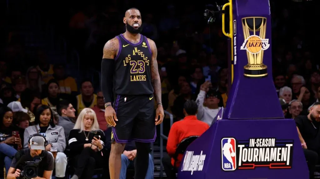 LeBron y el logo del NBA-In Season Tournament. (Foto: Getty Images)