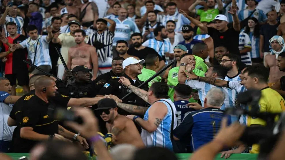 Policía brasileña agredió duramente a aficionados de Argentina en el Maracaná. Foto: Getty.