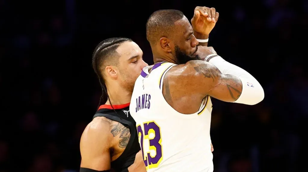 LeBron (der.) anotó 16 puntos en el triunfo de Lakers vs. Rockets