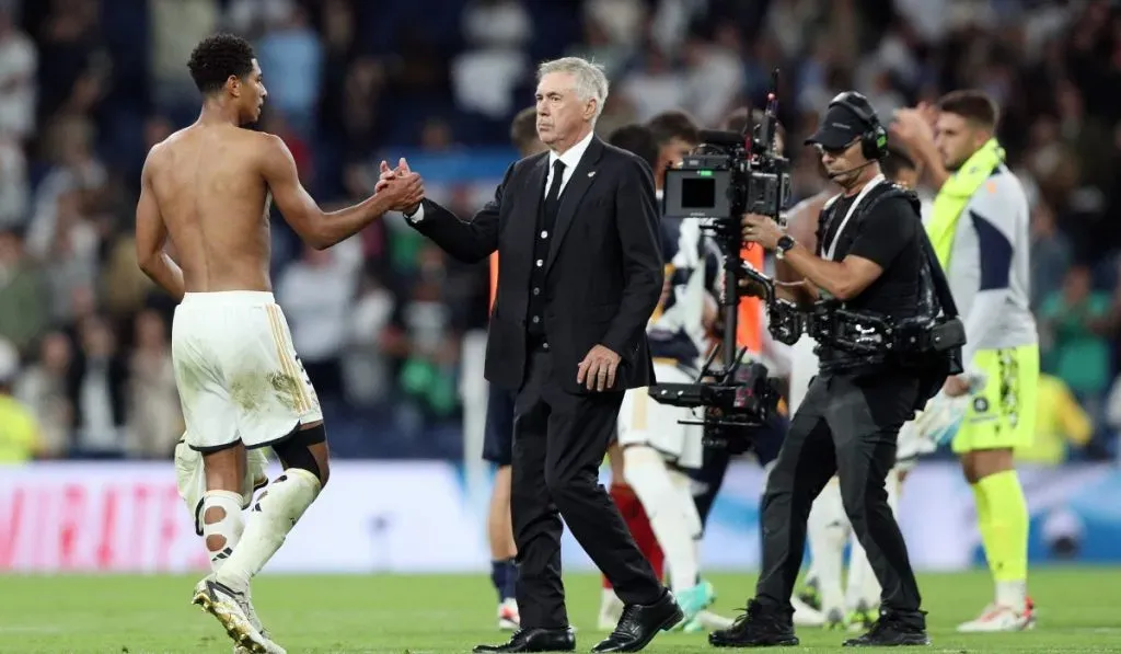 Carlo Ancelotti y Jude Bellingham se saludan tras el encuentro ante Real Sociedad: Getty Images