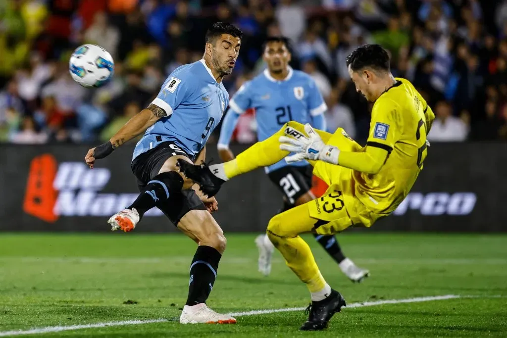 Guillermo Viscarra en mano a mano con Luis Suárez. (Foto: Getty).