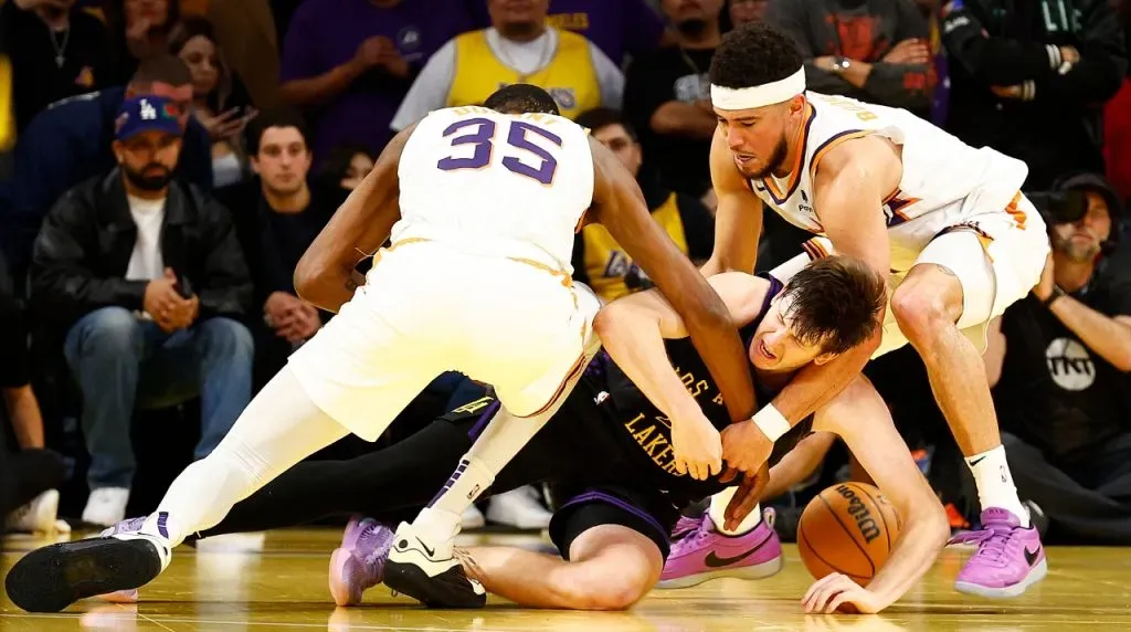 La jugada polémica de Lakers vs. Suns. (Foto: Getty Images)