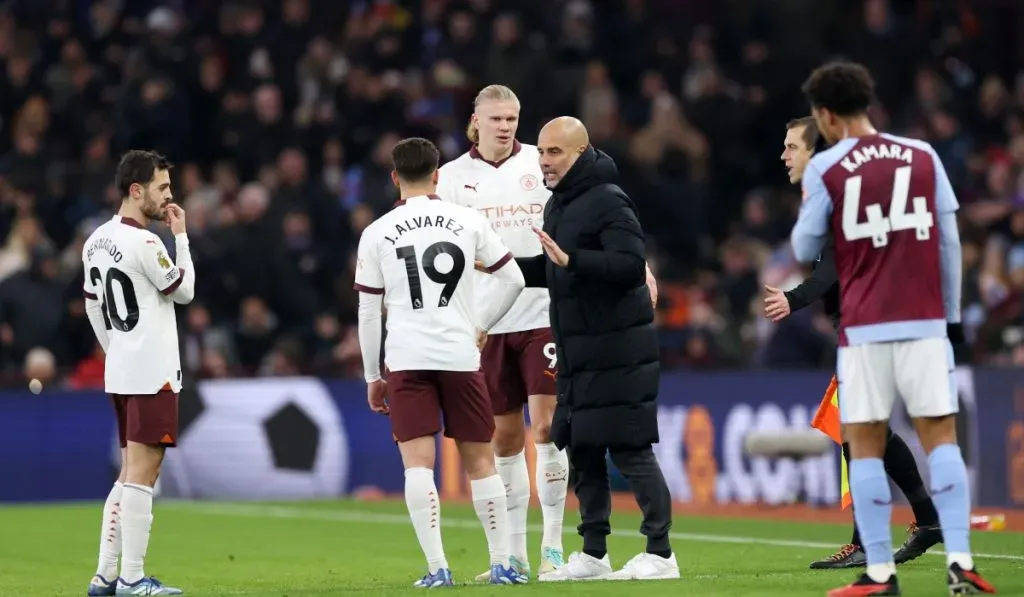 Pep Guardiola habla con sus jugadores en medio de la derrota ante Aston Villa: Getty Images