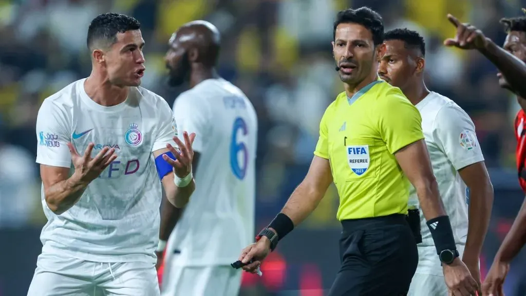 La queja de Cristiano Ronaldo al árbitro por el penal (Getty Images).