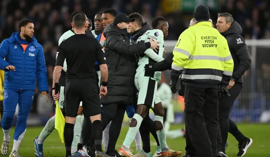 Mauricio Pochettino con sus jugadores tras la derrota ante Everton: Getty Images