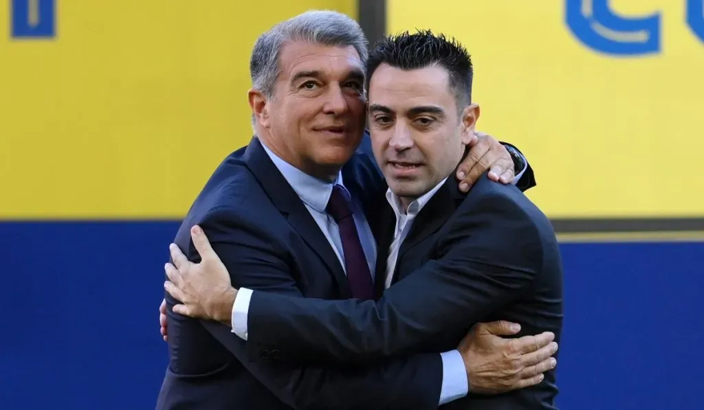 Joan Laporta y Xavi Hernández en la presentación del segundo como DT del Barcelona: Getty Images