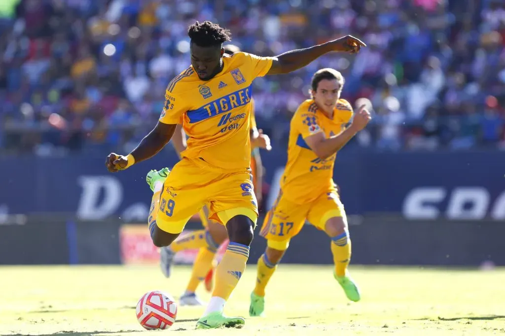 Jordy Caicedo jugando con Tigres UANL, club dueño de sus derechos deportivos. Foto: Getty.