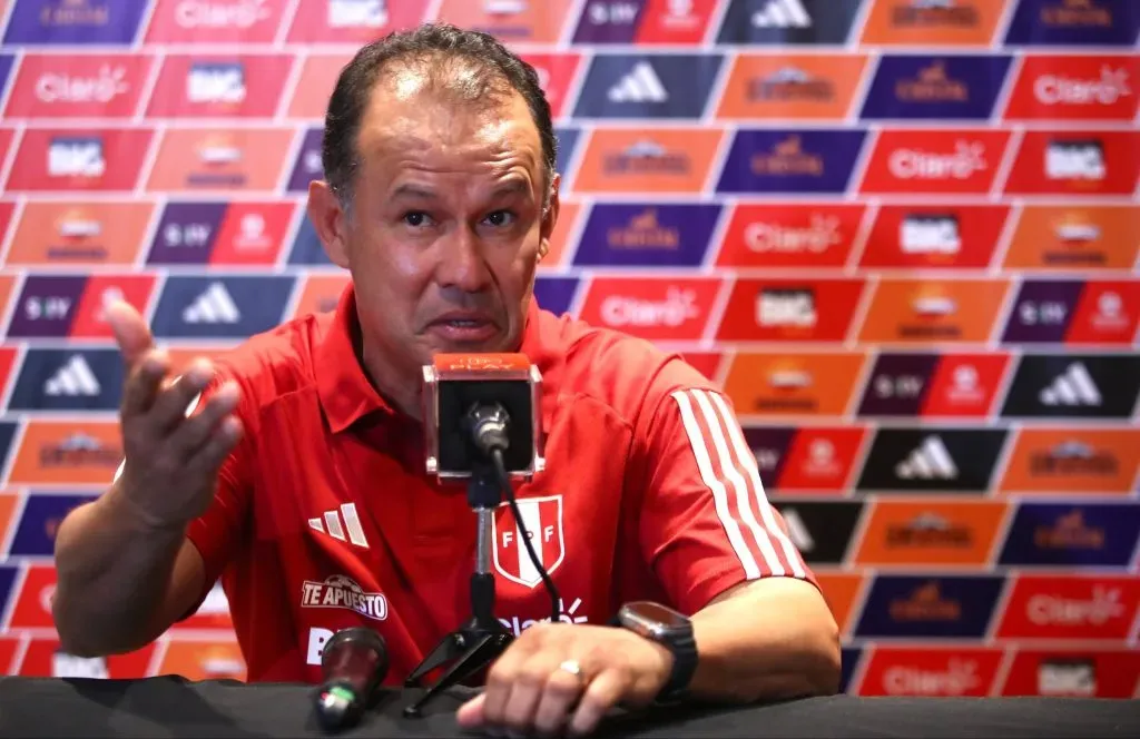 Juan Reynoso en una conferencia de prensa para la Selección Peruana. (Foto: FPF).