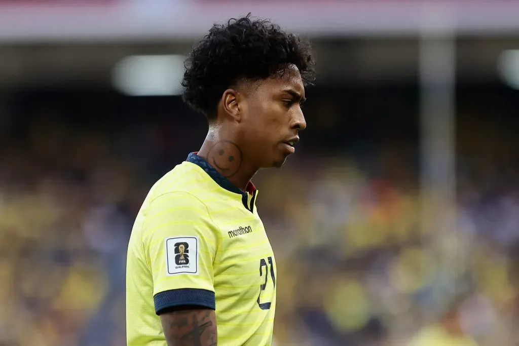 Leonardo Realpe con la Selección de Ecuador vs. Uruguay por Eliminatorias. Foto: Getty.