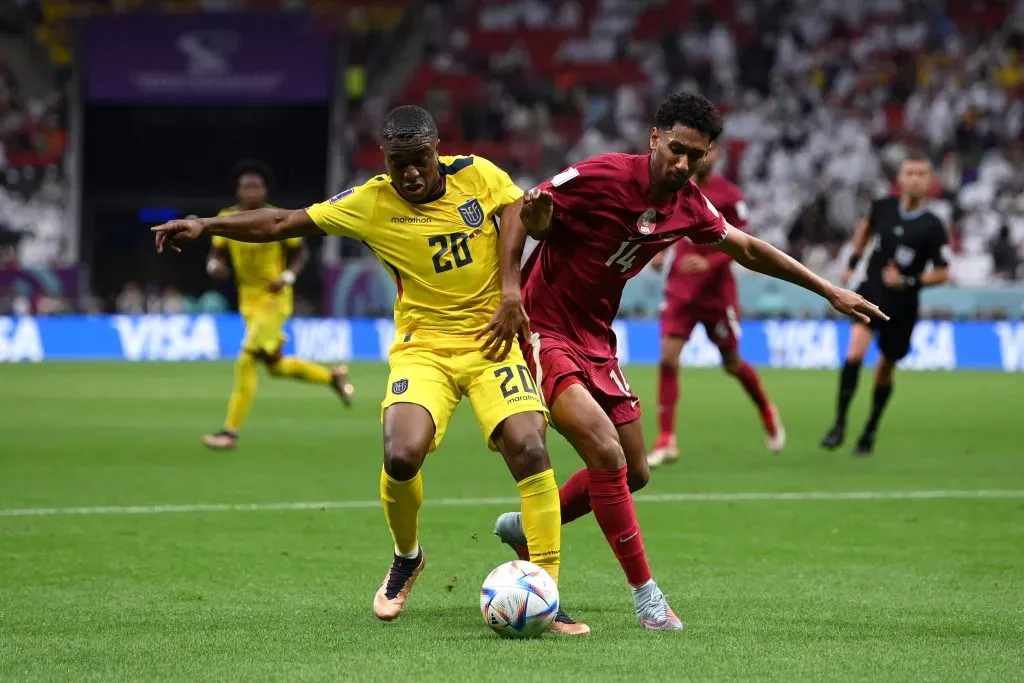 Jhegson Méndez disputando el balón con la selección de Ecuador vs. Qatar en el Mundial 2022. Foto: Getty.