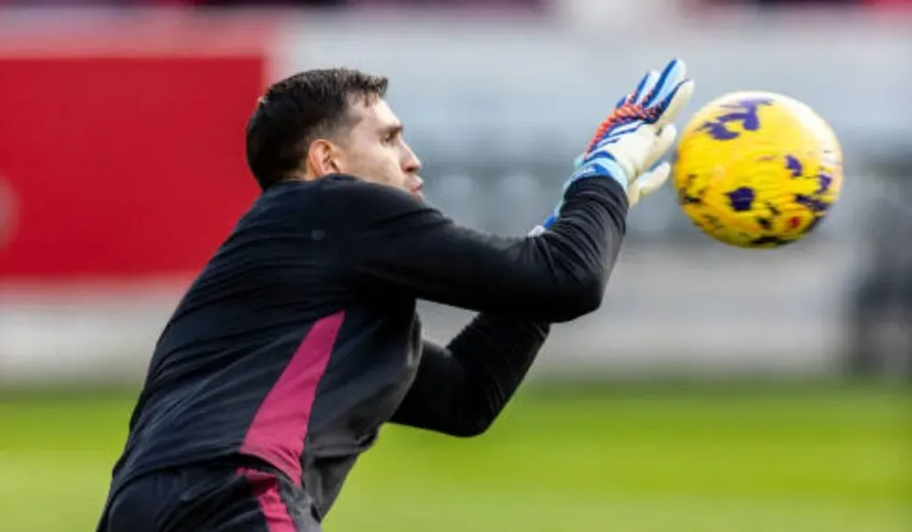 Dibu Martínez en el duelo ante Brentford por Premier League: Getty Images