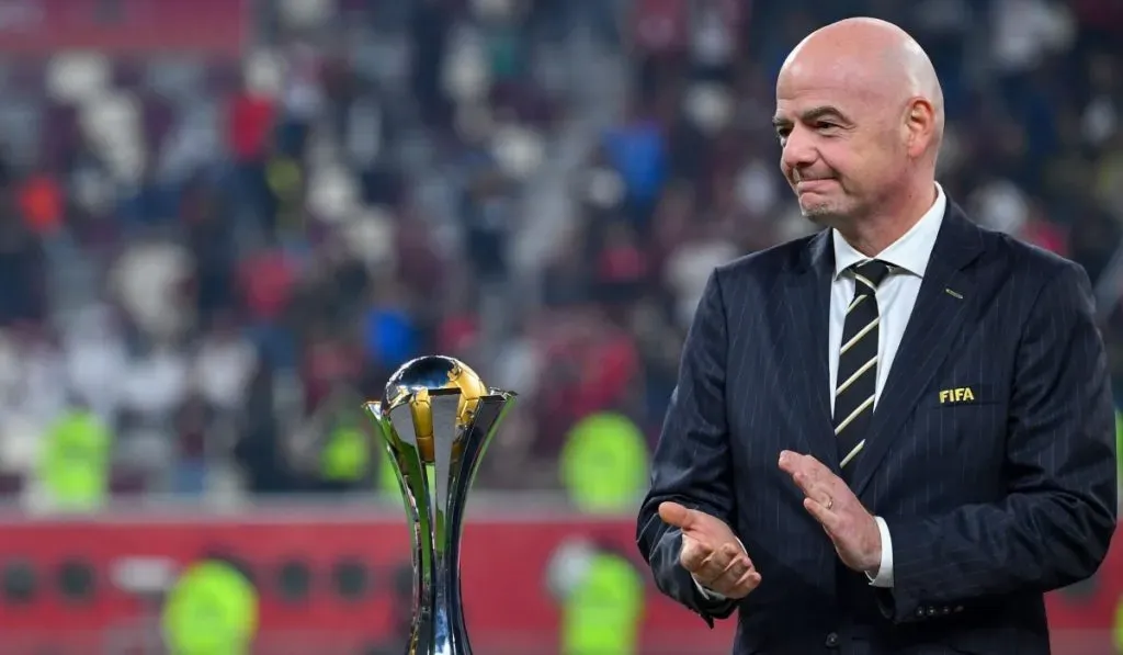 Gianni Infantino y el trofeo del Mundial de Clubes de la FIFA: Getty Images