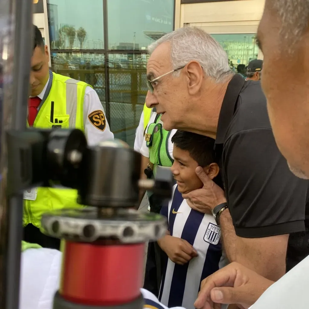Jorge Fossati en el Aeropuerto Jorge Chávez. (Foto: Joseph Fajardo).