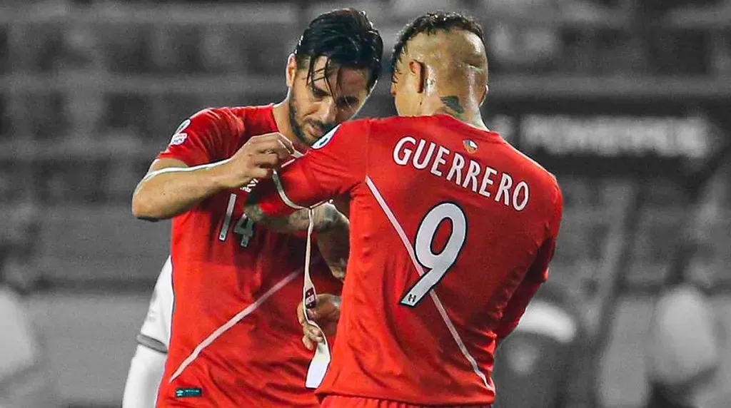 Pizarro y Guerrero jugando para Perú. (Foto: Getty Images)